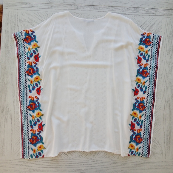 White Embroidered Floral Coverup 💐 - Picture 5 of 5